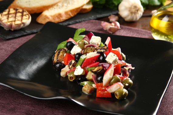 Grecka sałatka z grillowanych warzyw z krabowymi paluszkami i grzankami z sosem czosnkowym