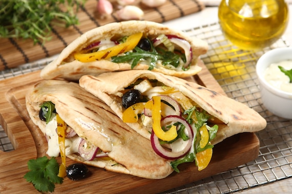 Greckie pity z grillowaną papryką, serem Halloumi i sosem czosnkowym