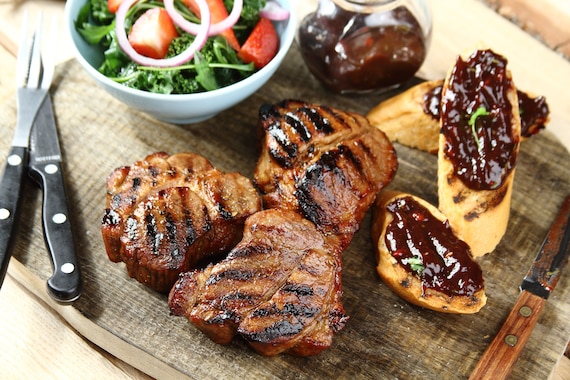 Grillowana karkówka w śliwowicy z grzankami z powidłami śliwkowymi