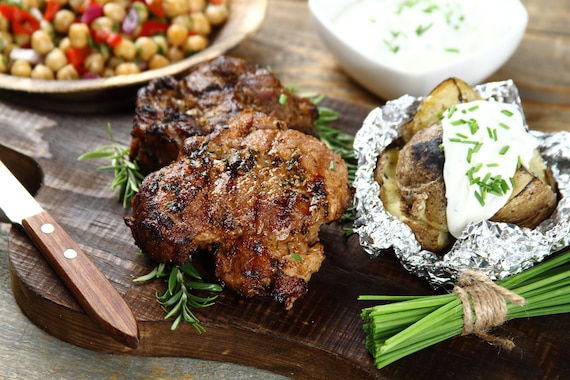 Grillowana karkówka z ziemniakami i sałatką z ciecierzycy