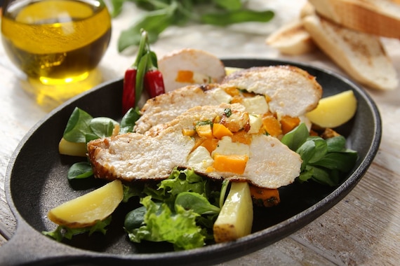 Grillowana pierś z kurczaka z dynią, serem feta i świeżą kolendrą