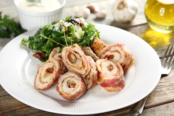 Grillowane roladki ze schabu zawijane w wędzony boczek