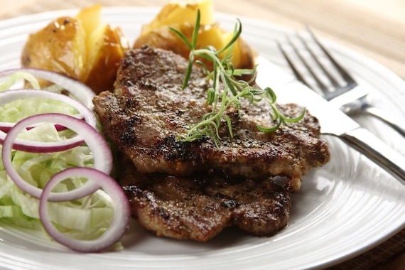 Grillowane steki z karkówki z gorczycą i majerankiem