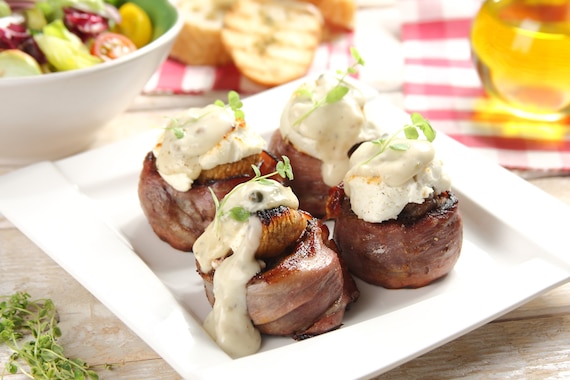 Grillowane steki z polędwicy z szynką suszoną, figami, serem kozim i sosem pieprzowym