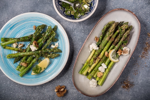 Grillowane szparagi z serem feta i orzechami włoskimi