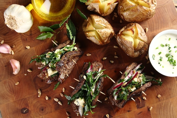 Grillowany Butterfly z polędwicy z rukolą, pieczonymi ziemniakami i czosnkowym sosem