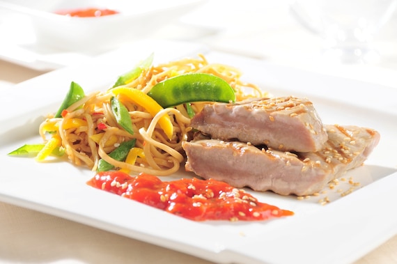 Grillowany stek z tuńczyka z sezamem