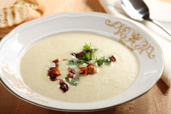 Grochówka na wędzonce z chipsami z boczku