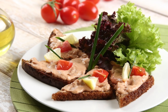 Grzanki z pastą tuńczykową