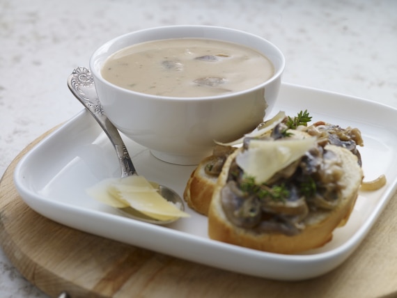 Grzybowa zupa z grzankami
