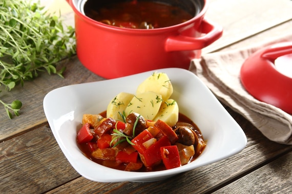 Gulasz myśliwski z kiełbasą 