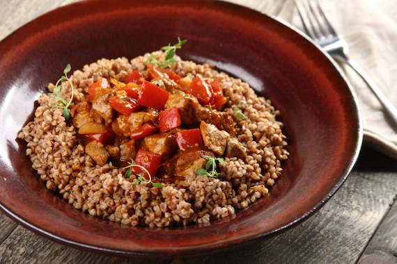 Gulasz wieprzowy z majerankiem i śmietaną 