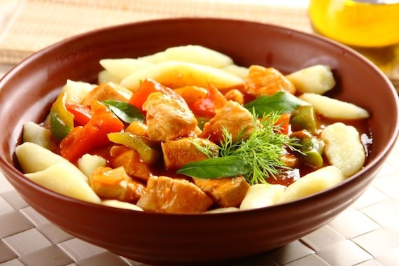 Gulasz z kurczaka z papryką i kopytkami