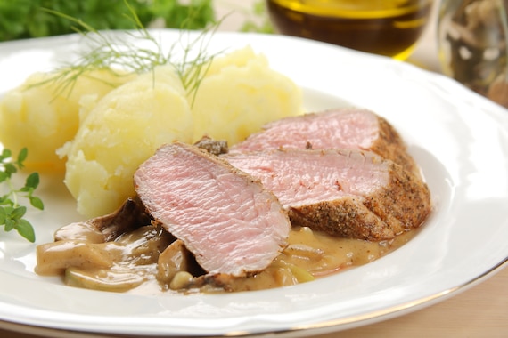 Duszone polędwiczki w sosie grzybowym i śmietaną