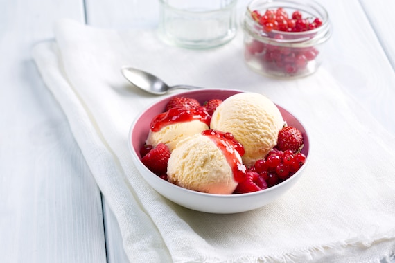 Lody waniliowe z owocami sezonowymi i sosem porzeczkowym