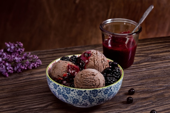 Lody czekoladowe z musem z czarnej porzeczki i jeżynami