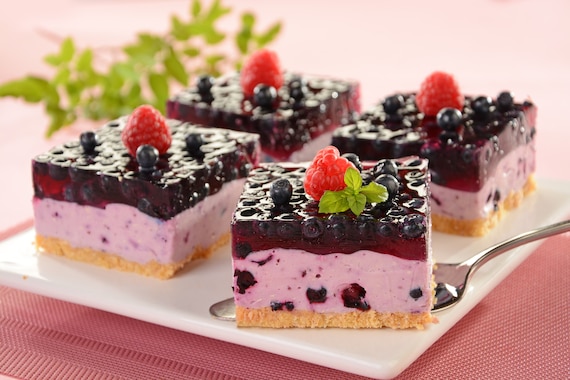 Sernik z jagodami na zimno