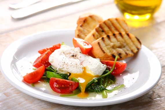 Jajka w koszulce na szpinaku