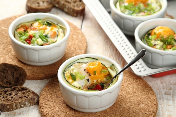 Jajka zapiekane z łososiem i warzywnym Ragout