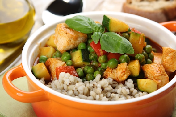 Jednogarnkowe danie z kaszą pęczak, warzywami i kurczakiem