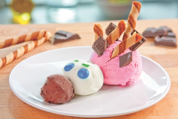 Deser lodowy z rurkami waflowymi "Jeżozwierz"