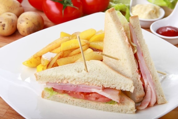 Kanapka klubowa z boczkiem i szynką z indyka