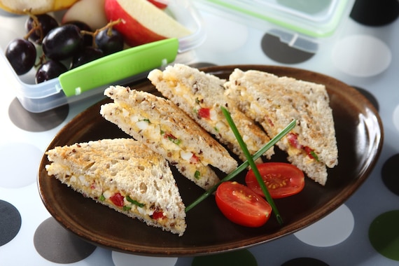 Kanapka z pastą jajeczną z papryką i szczypiorkiem