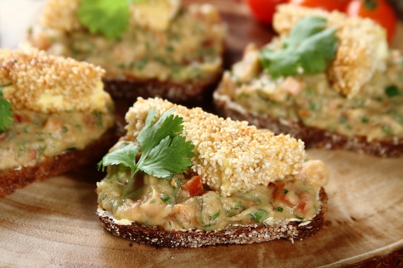 Kanapka z tofu i pieczonym bakłażanem