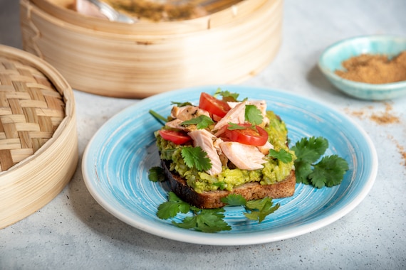 Kanapka z awokado i szarpanym łososiem