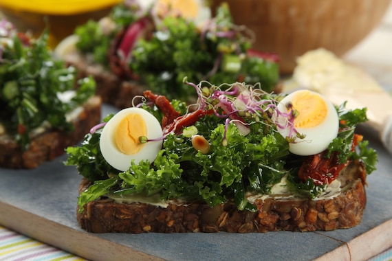 Kanapki z jarmużem i jajkiem przepiórczym