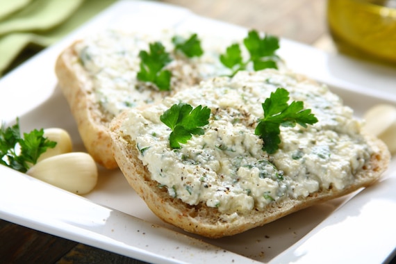 Kanapki z pastą czosnkową i ziołami  
