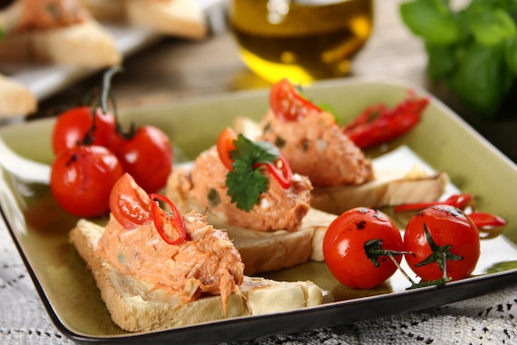 Kanapki z pastą rybną z pomidorami i kaparami