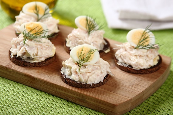 Kanapki z pastą z wędzonego pstrąga z przepiórczym jajem