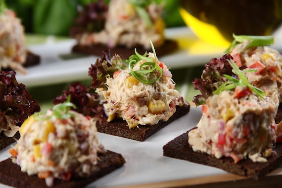 Kanapki z pastą z wędzonej makreli z papryką i kukurydzą