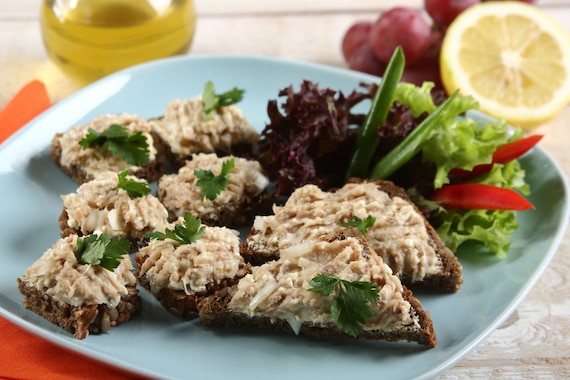 Kanapki z pastą z wędzonej makreli   