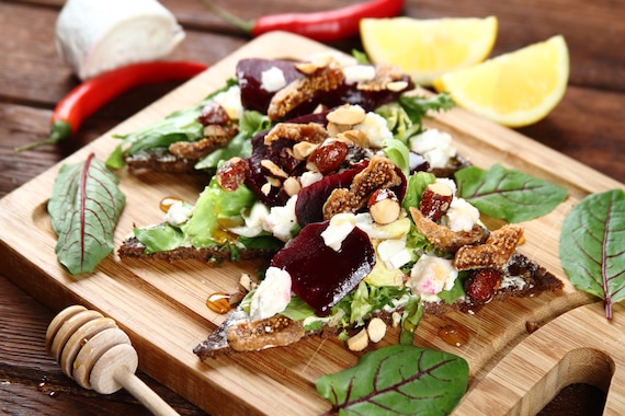 Kanapki z pumpernikla z dodatkiem fig i migdałów