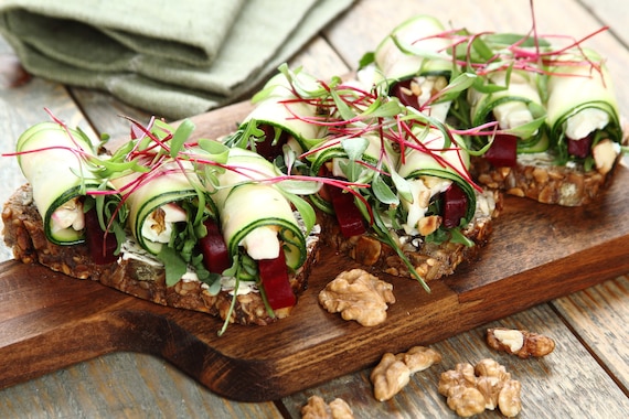 Kanapki z kozim serem i cukinią