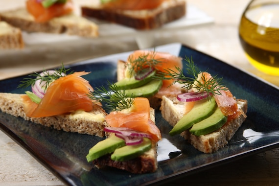 Kanapki z wędzonym łososiem i awokado