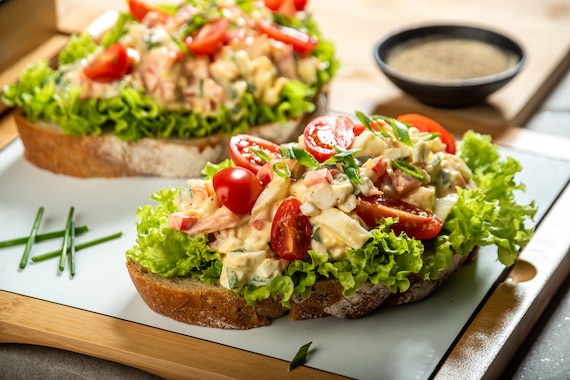 Kanapki z pastą jajeczną ze szczypiorkiem