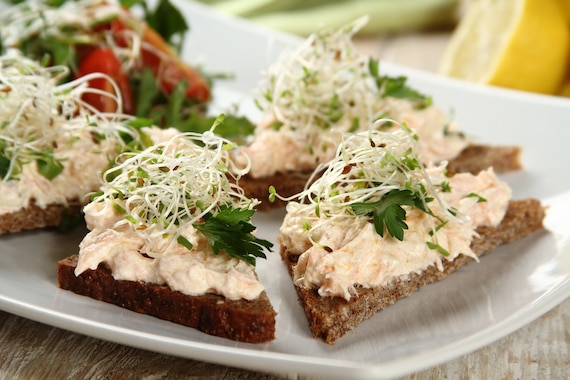 Kanapki z pastą z łososia i surówką z rukoli