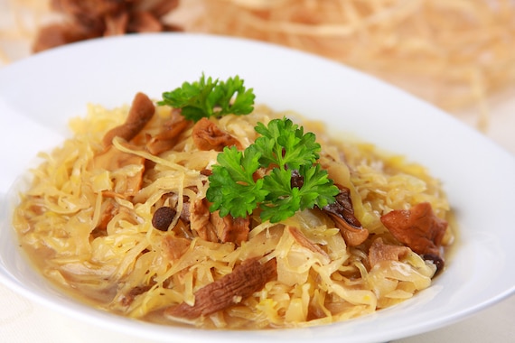 Kapusta kiszona z grzybami duszona na maśle