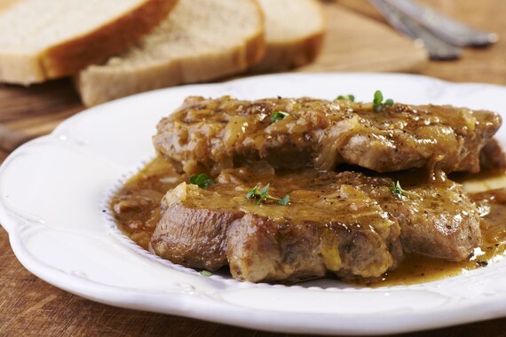 Duszona karkówka w sosie własnym z cebulą