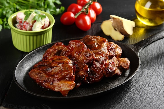 Karkówka w delikatnej glazurze z sosem czosnkowym 