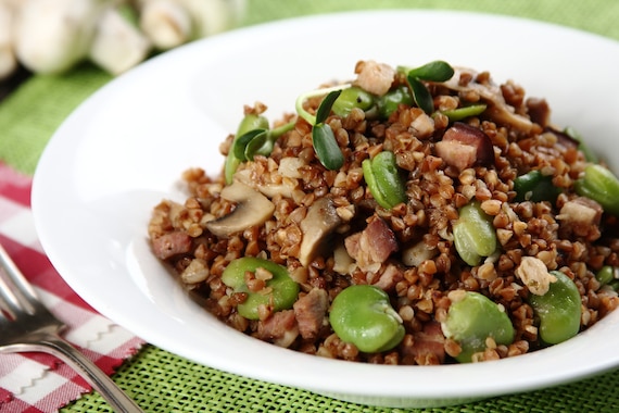 Kasza gryczana z boczkiem, bobem i pieczarkami