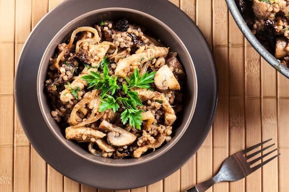 Kasza gryczana smażona z indykiem i pieczarkami 