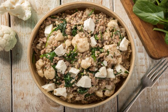 Kaszotto z kaszy gryczanej z kalafiorem, szpinakiem i mięsem mielonym