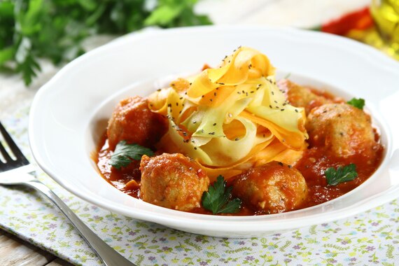 Klopsy z ciecierzycy z warzywnym makaronem