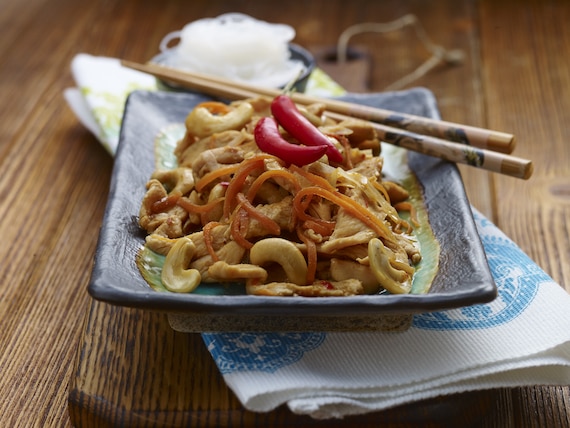 Kurczak z orzeszkami w sosie miodowym