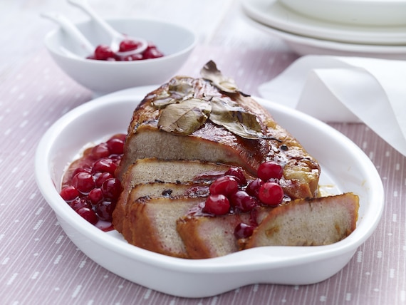 Pieczona szynka z sosem żurawinowym