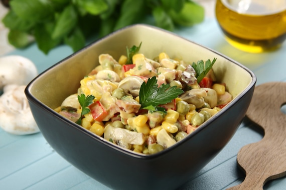 Kolorowa sałatka warzywna z wędzonym kurczakiem - VIDEO